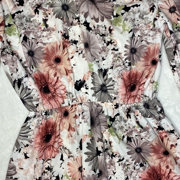 Gorgeous ILLA ILLA Lace Trim V-Neck Floral Romper Size Small - Picture 13 of 16